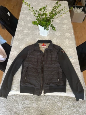 Svart fleecejacka från Parajumpers - Snygg svart fleecejacka från Parajumpers med quiltad front och släta ärmar. Jackan har dragkedja framtill, två sidofickor med dragkedja och en patch på ena ärmen. Perfekt för lager-på-lager och streetwear-stil.