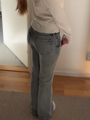 Weekday jeans nova low waist - Ett par oerhört fina jeans från Weekday som tyvär inte passar mig längre, de satt perfekt på mig när jag hade storlek 36, men nu har jag börjat gå upp en storlek så de passar inte lika bra längre. De är en perfekt längd på byxorna för mig som är prick 170. Innerbensläng: 74cm. Ytterbenslängd: 97cm. Längd i midjan: 36cm. Nypris 599kr