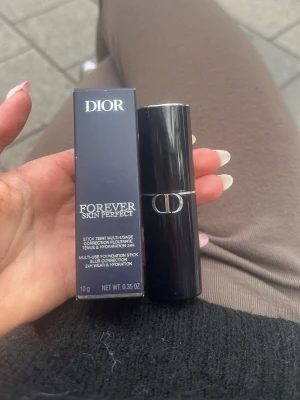 Dior Forever Skin Perfect Foundation Stick - Foundationstick från Dior provat en gång på handen men de var fel  färg. Köpt för 680