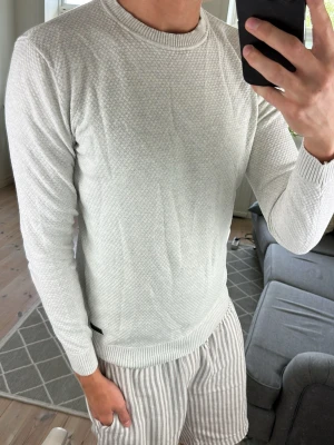 Stickad Grå Tröja Tom Tailor - Stilren och skön perfekt till alla outfits! Mått:  Skriv vid fundering!😇🙌 A:47 B:45 C:40 D:62 