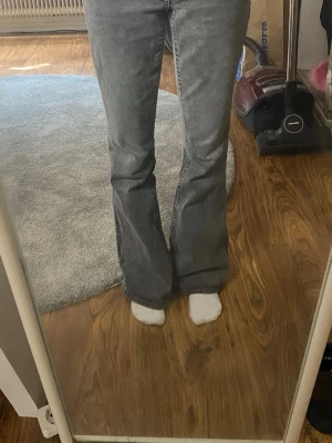 Grå bootcut jeans - Storlek xs, midjemått: 36cm innerben: 79cm. Som nya då dom knappt kommit till användning pga för stora för mig💕