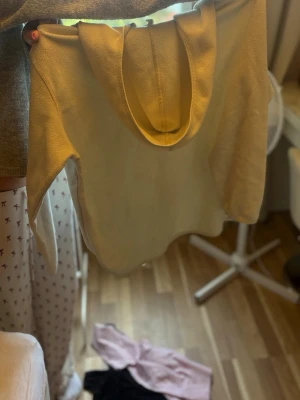 H&M flis tröja - H&M flis tröja beige/vit storlek M använd ca 4 ggr 