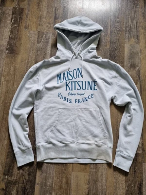 Masion kitsune hoodie  - Masion kitsune hoodie.                       Köpt på farfetch för 3000kr              skick 8/10 använd ett fåtal gånger.               Hör av dig vid funderingar.             Självklart äkta 