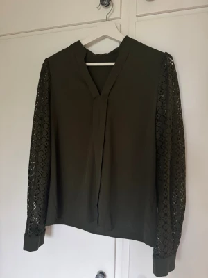 Mörkgrön blus med spetsärmar  - Fin blus med spetsärmar. Storlek M från Shein 