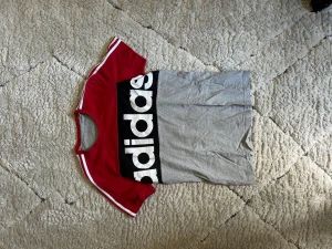 Adidas T-shirt | L - Adidas T-shirt i storlek L, true to size 