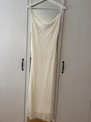 Vit lång spetsklänning från bershka - Lång vacker klänning från bershka köpt förra året! Säljer på grund av ingen användning 