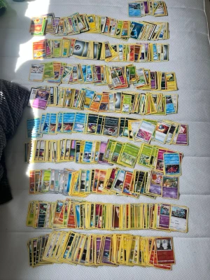 Pokimon kort(massor!) - Säljer ca 700kort vet inte så mycket om Pokimon så kan finnas nån rare där i.