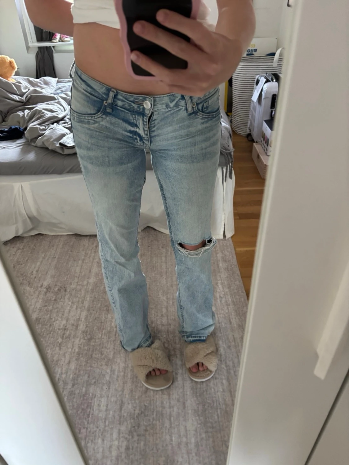 Ljusblå raka jeans med slitning