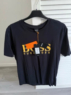 Hugo boss/Kenzo Paris t shirt nya  - Hugo boss/Kenzo Paris t shirt storlek L på alla alla är helt nya 500 kr styck först till kvarn som gäller alla är självklart orginal qr kod finns på samtliga. 