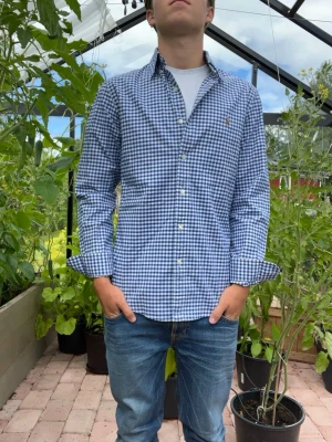 Blårutig raffe skjorta  - Säljer en klassisk blårutig Ralph lauren skjorta i prima skick. Storlek S. Hör av dig vid minsta fråga✌️