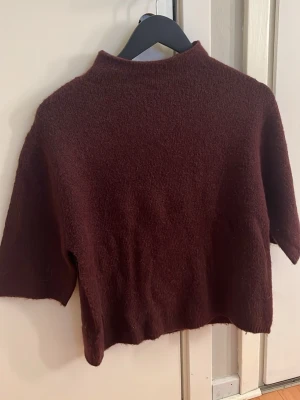 stickad topp Gina - Säljer en fin vinröd stickad topp ifrån Gina i storlek 170 vilket motsvarar ungefär xs/s!!