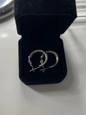 Silver hoops - Säljer ett par stilrena silver hoops