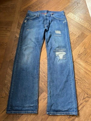 Vintage Levi’s 542 med Back adjuster - W 31 men mer som 33 Midja: 44 cm Längd: 114 cm Innerbenslängd: 85cm Benöppning : 25 cm  NOTE!!!!!!!🚩🚩🚩🚩 Måtten kan variera +- 1 cm och är mätta med MÅTTBAND, vänligen utgå från dina egna mått med måttband. Inte måttstock<3  Jag tar inga bilder med jeansen på eftersom att dom oftast inte passar mig! 