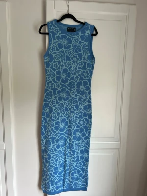Klänning - Asos - Blå blomming klänning från Asos. Storlek 32. Längd ca 118cm. Endast använd en gång - i mycket fint skick! 🌸