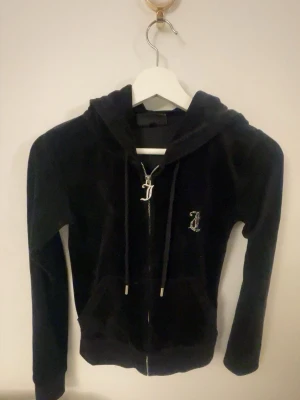 Svart velourhoodie Juicy Couture - Juicy couture tröja, helt ny och oanvänd pga fel storlek. man får gärna förhandla!!!