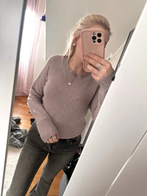 Ljuslila stickad tröja - Använd mycke 