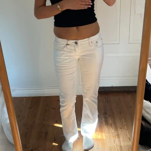Lågmidjade vintage jeans  - Midjemått( rätt över): 37cm  Inerbenslängd: 75cm   Köp dem via ”KÖP NU” eller Swish  Modellen är 170 cm, inga defekter 💕 