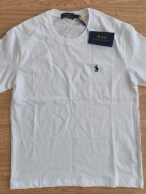 Polo Ralph Lauren T-Shirt - Säljer en Polo Ralph Lauren T-Shirt perfekt, Väldig snygg. Storlek M 160-170 cm