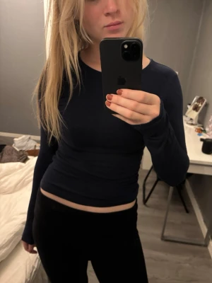 Mörkblå långärmad topp Gina Tricot - Säljer en mörkblå långärmad topp från Gina Tricot. Toppen har en tight passform och är tillverkad i mjukt material som sitter skönt mot kroppen. Perfekt basplagg att styla med olika outfits.