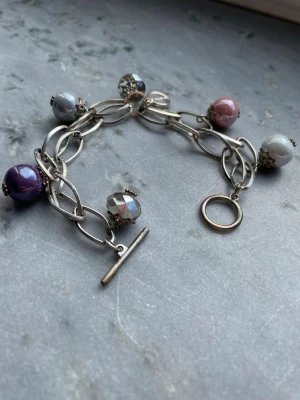 Armband med berlocker - Silverfärgat armband med berlocker och stavlås💕
