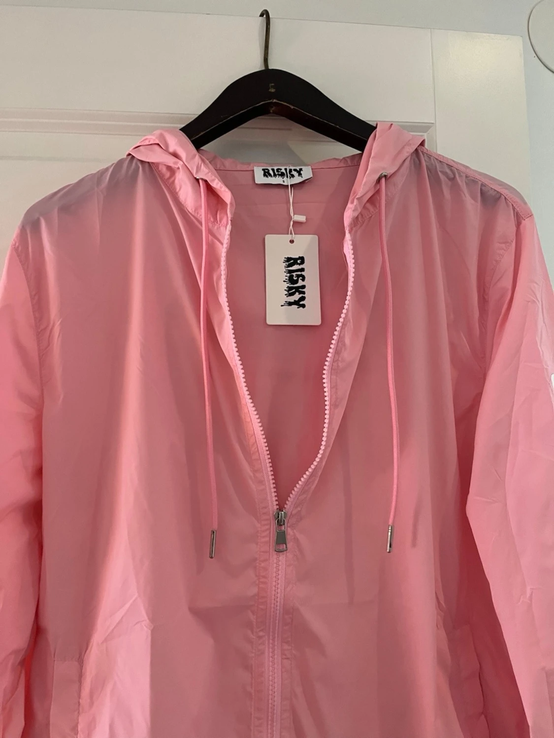 Rosa vindjacka med huva från Risky - 2
