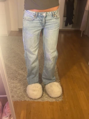 Straight lowwaisted jeans - Säljer ett par ljusblå jeans med rak passform och låg midja. Knappt använda, en liten defekt ”bild 6” men inget man tänker på!!🥰🥰 köpta för 590kr
