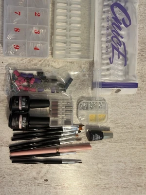 Stort kit för nagelförlängning - Säljer ett komplett kit för nagelförlängning med soft gel tips, borstar, filar, slipverktyg, Nailster primer och top coat, samt dekorationer i silver och guld. Perfekt för dig som vill fixa snygga naglar hemma. Allt du behöver för kreativa nageldesigner!