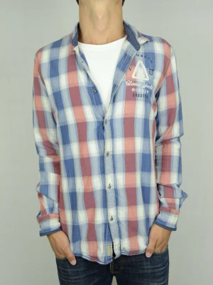 Gaastra flannel skjorta  - GAASTRA SKJORTA Storlek : L Passform : Normal Användning : Skjortan är i ett väldigt fint skick utan defekter Nypris : Cirka 1100SEK Modellen på bilden : 182CM och väger 73KG