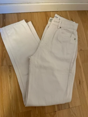Vita raka jeans från Pull&Bear - Säljer ett par vita jeans från Pull&Bear. Använda Max 2 gånger 💕