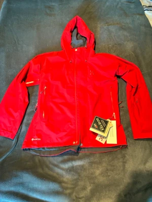 Haglöfs Astral Gore-Tex jacka - Jacka från Haglöfs | Storlek L | Röd | Helt ny | Nypris 4500kr | Funkar som regnjacka,skaljacka eller skidjacka | Skriv vid frågor |