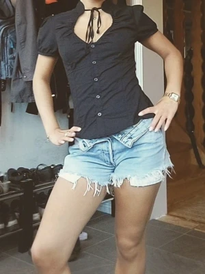 Jeans shorts - Säljer dessa snygga jeans shorts från Levis då de inte används. Går både att ha dem nedvikta som på bilderna eller högmidjat. Obs står ingen storlek i men passar mig som har xs i alla byxor/shorts🩷🩷