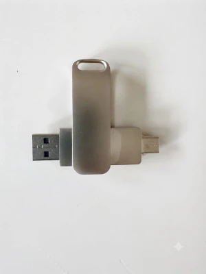 Metalliskt USB-minne med dubbla kontakter - Snyggt USB-minne 2TB  i metall med både USB och micro-USB kontakt. Perfekt för att snabbt föra över filer mellan dator och mobil. Smidig och kompakt design i silverfärg, lätt att ta med sig i fickan eller på nyckelringen.