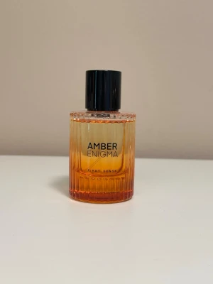 Amber Enigma 50ml - Filip Dikmens parfym, Amber Enigma 50ml! En perfekt unisex parfym, doftar mjukt, elegant o lagom kryddigt. Fin saffran och amber! Den doftar mycket och jättegott!😍👏🏻