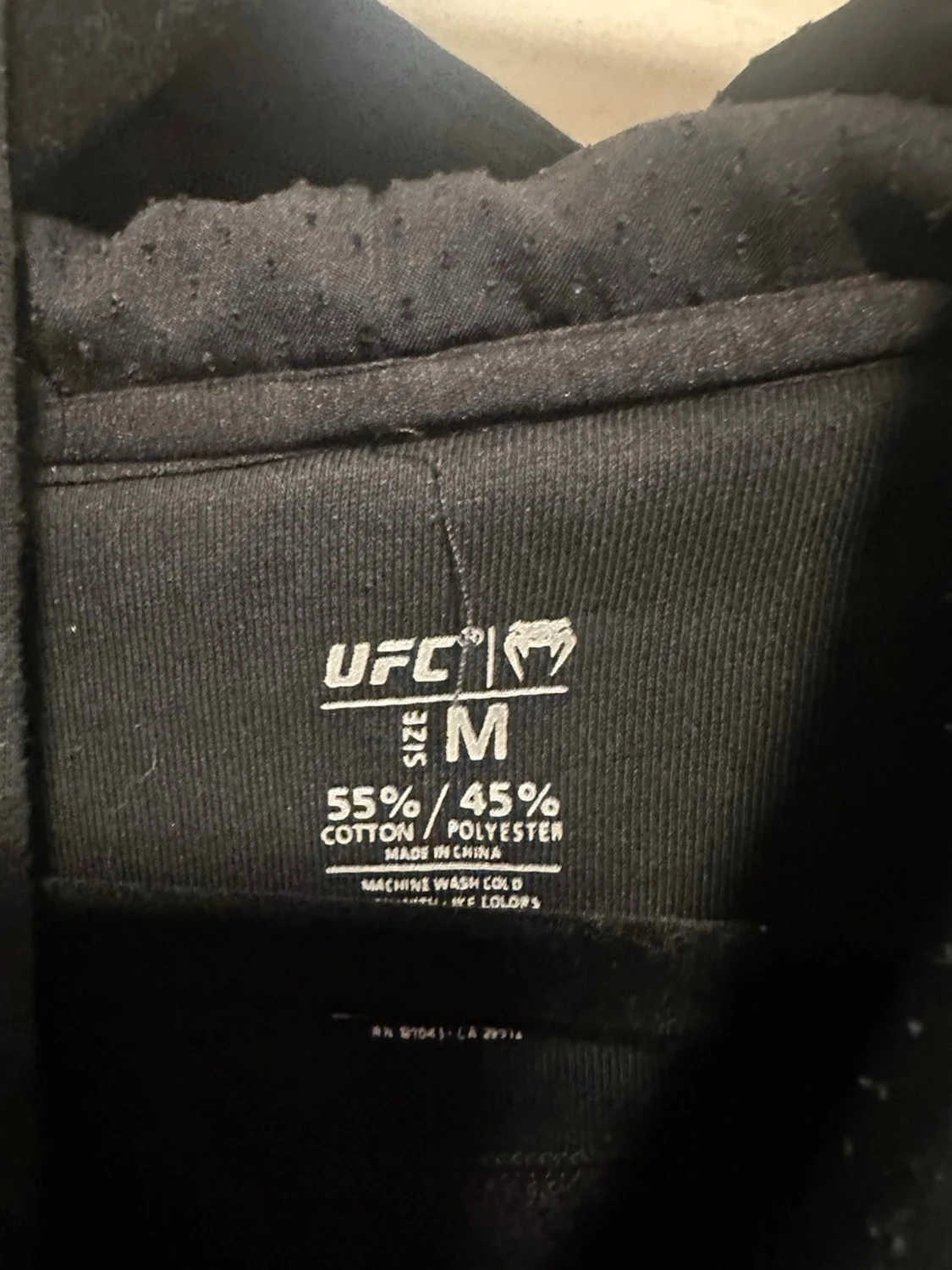 Svart och röd UFC hoodie - 2