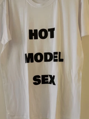 Hot model sex T-shirt storlek M - Jätte cool hot model sex T-shirt. Om ni inte vet vad det är för märke så har ni missat något. Jätte stort high fashion märke i USA. Tröjan är i storlek M