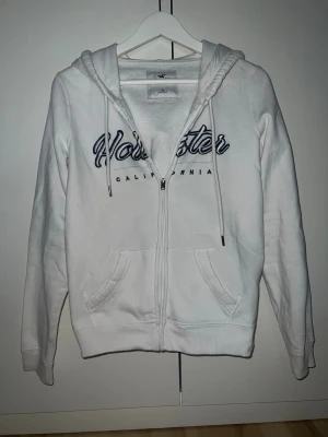 Hollister hoodie - En snygg hoodie från Hollister i storlek M(S). Den är liten i storleken så rekommenderar om du har storlek S. Inga tydliga tecken på användning. Hör gärna av dig om frågor finns.
