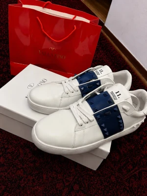 Valentino garvani rockstud untitled 11.  - Ett par sällsynta valentino rockstud untitled 11 skor i mest efterfrågade färgen marinblå | skick 10/10 har endast testats inomhus | storlek 43 EU | lådan och påsen följer med på köp! | pris går att diskutera vid snabbaffär / bundle köp! 💯🤝