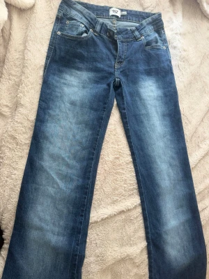Snygga raka mid/low waisted jeans(ordinarie pris:400kr) - Jätte snygga och trendiga raka jeans med en jättesnygg form på baksidan av fickorna , passar för dig som vill ha en fin trendig look!💕