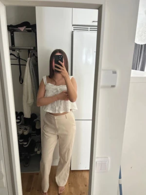 Kostym byxor beige  - Jag säljer dessa snygga kostym byxor inte alls genomskinliga och aldrig använda.