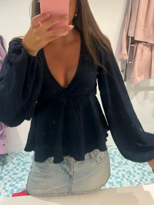 Mörkblå blus - Jättefin mörkblå blus från Nelly, använd ca 3 gånger, som ny.💞