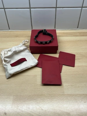 Valentino armband  - Valentino armband i okej skick. Det är bara att höra av sig vid frågor och funderingar. 