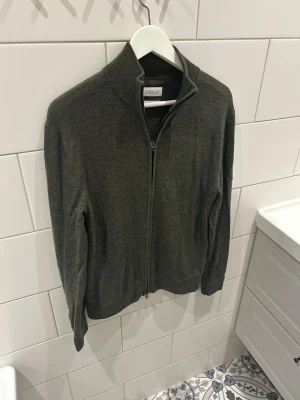 These Glory Days Zip Cardigan - Olivgrön These Glory Days merinoull zip cardigan Nypris: 1100 SEK Storlek: M men passar även S Skick: Bra skick, bara lite nopprig Skickas inom 24h😁