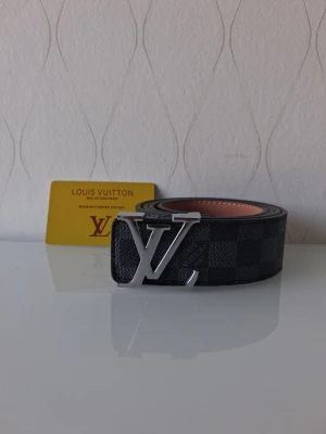 Lvbälte med kort - Bälte med kortet använd lite men inga stora skador på bältet. Bra kvalitet för endast 249kr har ni funderingar eller är intresserad skriv till mig.