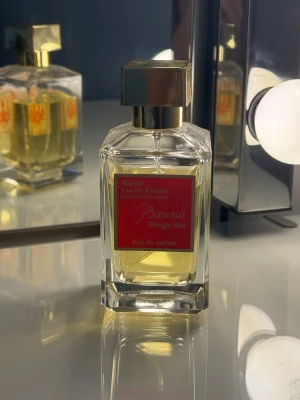 Parfym - Säljer en parfym i 100ml. Luktar super gott, säljer pga flytt.  🌸Pris kan diskuteras 