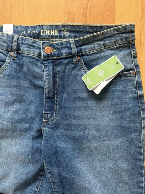 Helt nya jeans Kappahl  - Helt oanvända, klassiska blåjeans från KappAhl i modellen Lauren. Lapparna sitter fortfarande kvar. Jeansen har en jättefin mellanblå tvätt med lätt stretch för en bekväm passform. Snygga att bära både som de är eller uppvikta nertill, slim modell✨