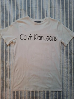Calvin Klein Jeans T-shirt vit - Calvin Klein Jeans T-shirt vit. Går att diskutera pris 