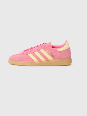 Adidas rosa sneakers med gula detaljer - Säljer ett par snygga Adidas sneakers i rosa med gula detalje. Använt de två gånger köpte de fårn Zalando