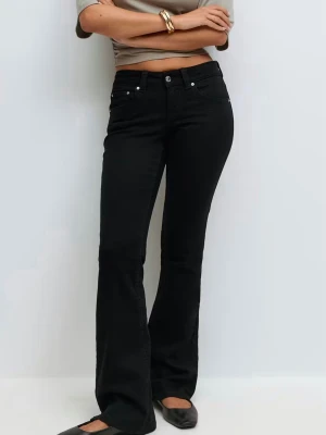 Y2k low bootcout jeans - Helt nya byxor med priss lappen kvar .Snygga svarta bootcut jeans med low media  klassisk femficksdesign. Jeansen har en lätt utsvängd passform från knät och ner, vilket ger en trendig siluett. Tillverkade i stretchigt denimtyg för extra komfort. (Priset går att diskuteras vid snabb äffar )😊😊