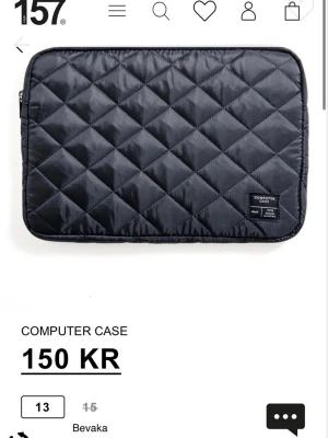 Datorväska - Svart datorväska med mönster och dragkedja runtom. Väskan är vadderad för extra skydd och har en liten svart etikett med text på framsidan 😇 Stängning med dragkedja Mått: 13" (32x22x2,5)