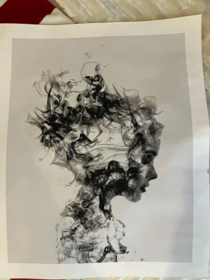 Posters 40 x 50 - Säljer två svartvita konsttryck, ett med konstnärligt porträtt av ett ansikte i rök och ett med ett fotografi av klippor vid vatten😇              Mått: 40 x 50 , båda två för det priset som är satt